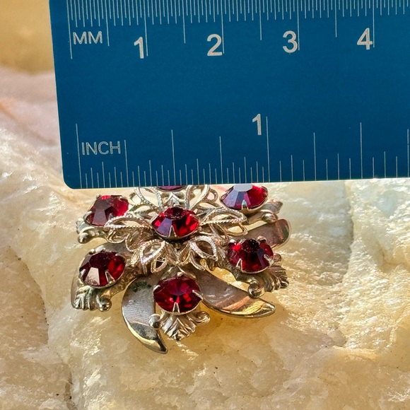 A Vintage Gold Toned Pinwheel Brooch with Red Rhinestones - Picture 3 of 7